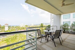 Outdoor dining - Exquisite Sea View Luxury Apartment by the Veloche Group (Tambon Karon)