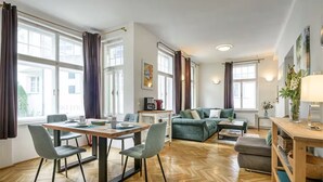 Un vaste espace de vie comprenant une table à manger, des sièges et un canapé.