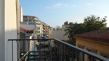 Chambre supérieure double, balcon, vue sur la ville | Terrain de l’hébergement