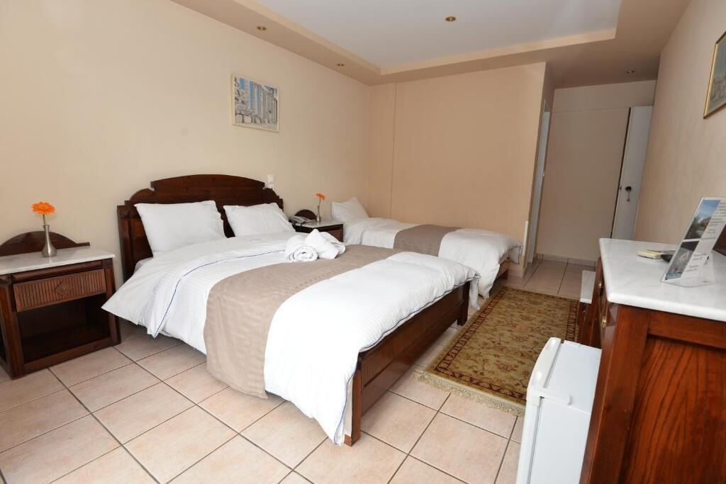 Chambre triple supérieure, balcon, vue sur la ville