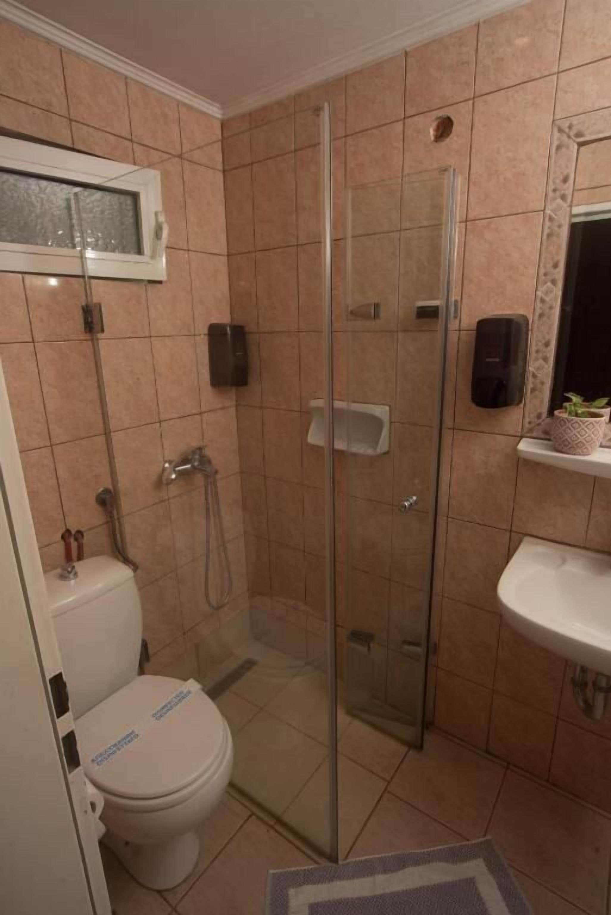 Chambre familiale, balcon, vue sur la ville | Salle de bain
