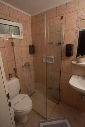 Family Room, Balcony, City View | Bathroom - Hotel Byron (Athens)