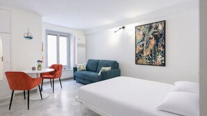 Tabla de planchar con plancha, wifi y ropa de cama 