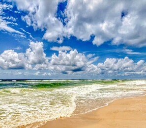 A beach with waves and a clear sky. - Saltystaysal-Oceanfront views in Orange Beach, Alabama! (Orange Beach)
