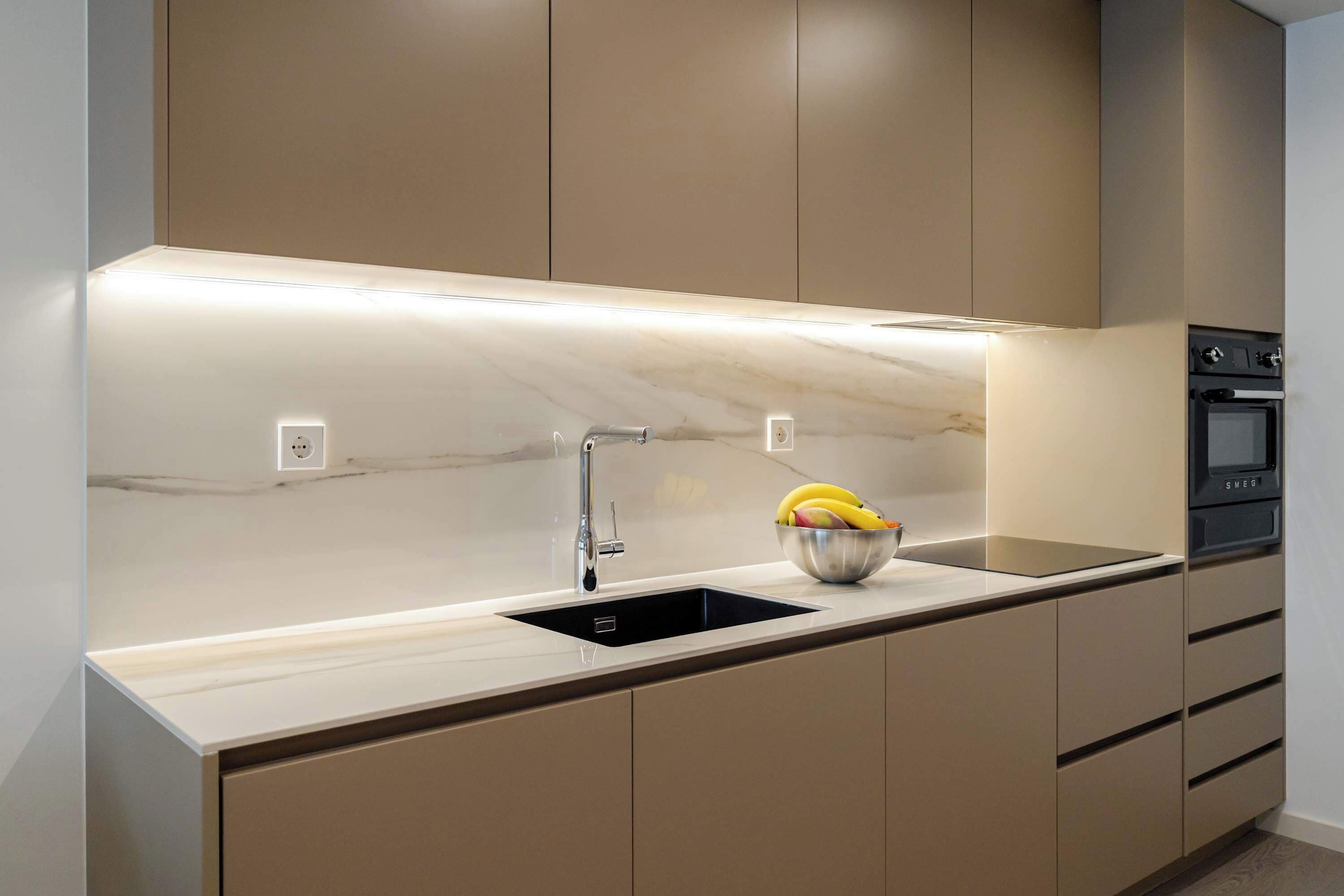 Wasserkocher mit Kaffee-/Teezubehör, Kühlschrank, Mikrowelle, Ofen