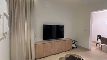 Departamento Deluxe, balcón, vista a la ciudad | Área de sala de estar