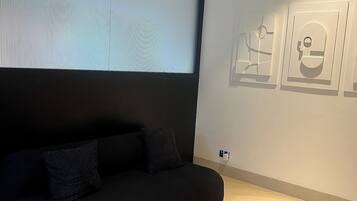 Departamento Deluxe, balcón, vista a la ciudad | Área de sala de estar
