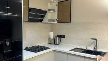 Apartamento Deluxe, balcón, vistas a la ciudad | Cocina privada | Frigorífico, microondas, horno y placa de cocina