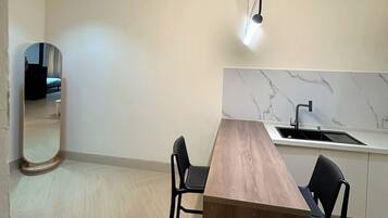 Apartamento Deluxe, balcón, vistas a la ciudad | Interior