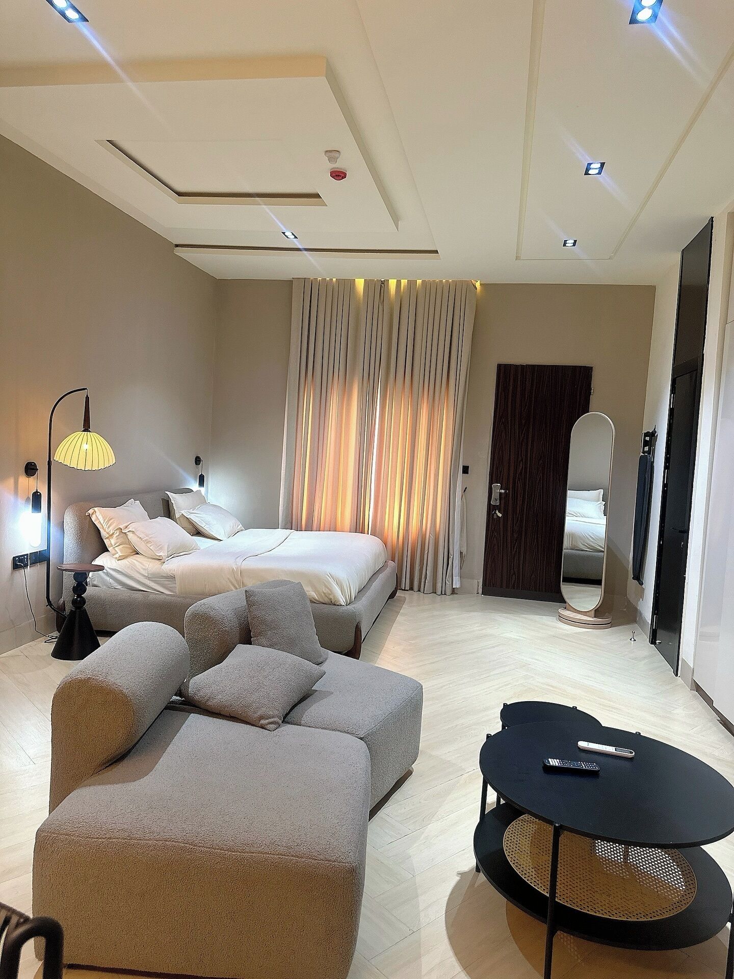 华丽公寓, 阳台, 城市景观 | 客房内保险箱、办公桌、笔记本电脑工作区、遮光窗帘