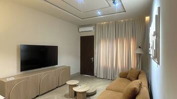 Apartamento Deluxe, balcón, vistas a la ciudad | Zona de estar