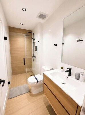 Shower, towels, soap, toilet paper - Vrbo Property (Punta Cana)