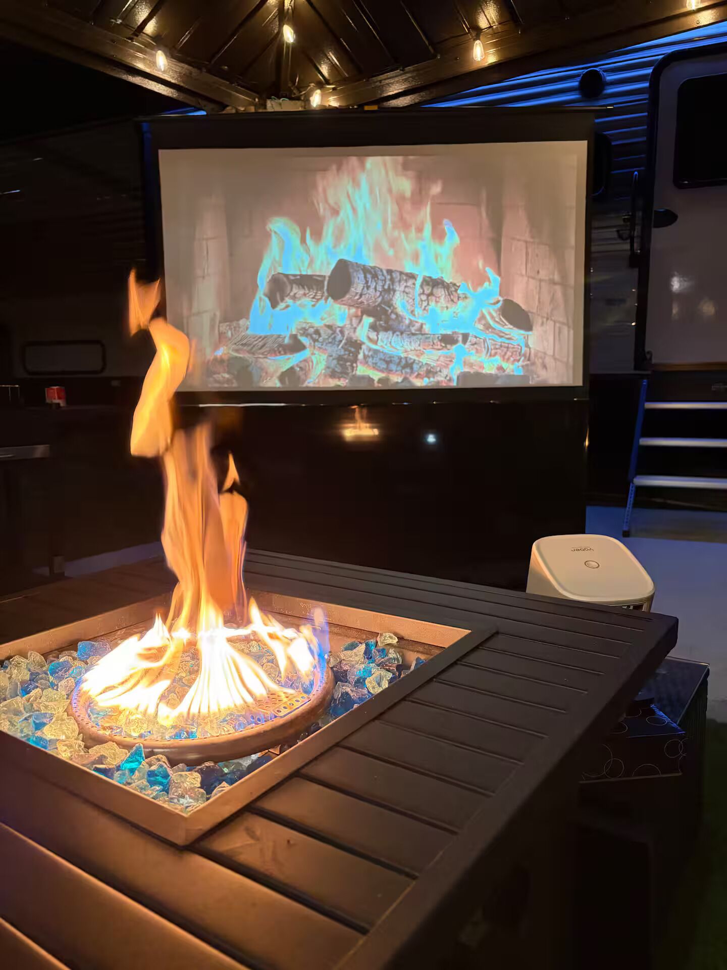 Una chimenea con una pantalla de televisión que muestra fuego.