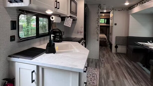 Private kitchen - Cozy RV Getaway / Sleeps up to 6/15 Min to DC / EV (Alexandria)