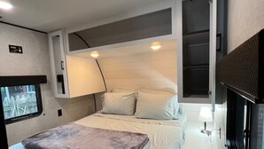 Room - Cozy RV Getaway / Sleeps up to 6/15 Min to DC / EV (Alexandria)