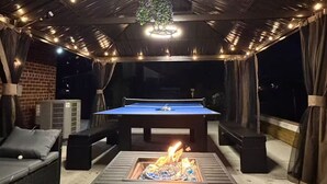 Outdoor dining - Cozy RV Getaway / Sleeps up to 6/15 Min to DC / EV (Alexandria)