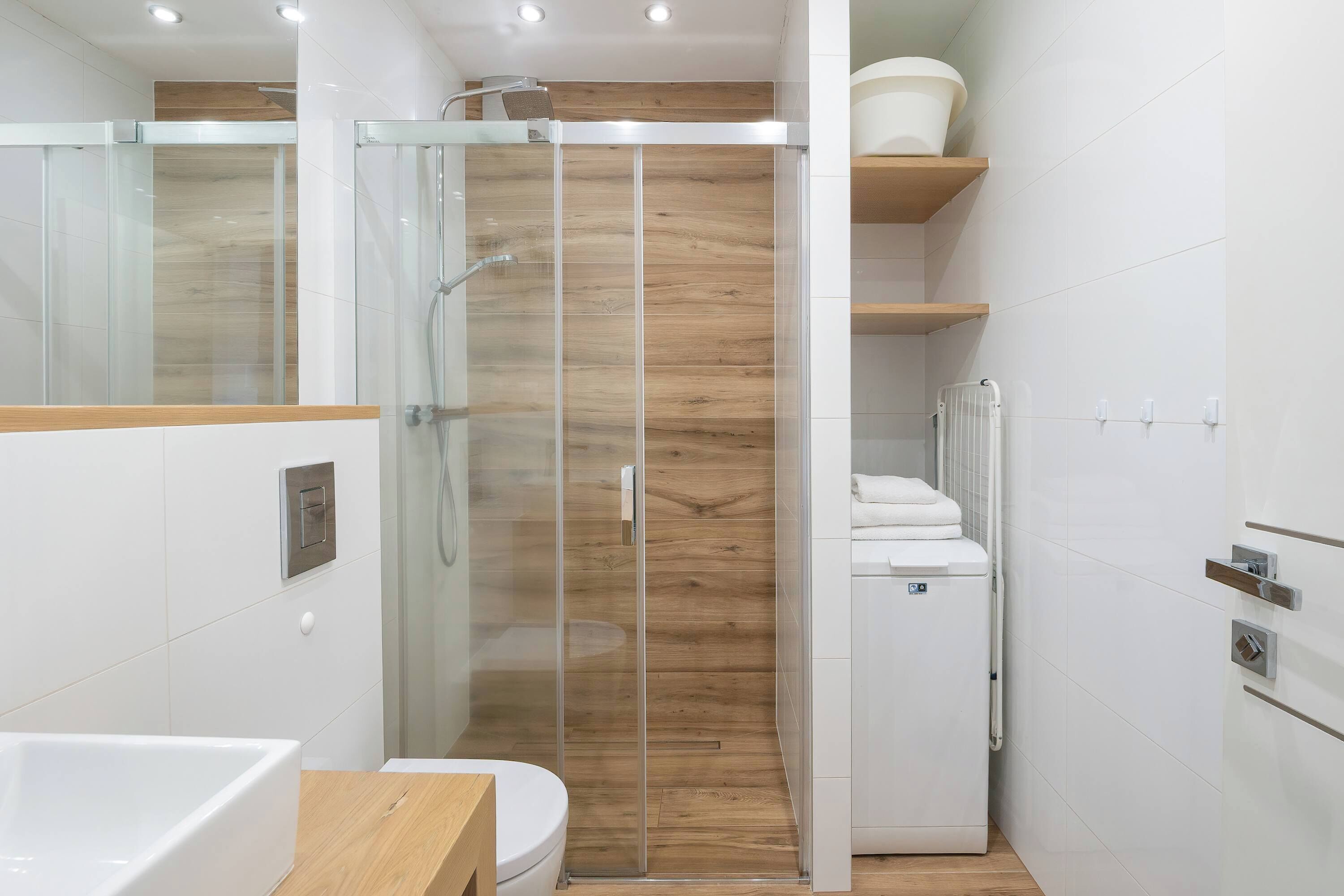 Shower, hair dryer, towels, shampoo