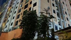 Un edificio de varias plantas con un diseño moderno, que cuenta con una serie de balcones y ventanas.