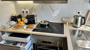 Coffee/tea maker, fridge, microwave, oven - Cozy Family Cocoon in Paris: Comfort & Parking (Villejuif)