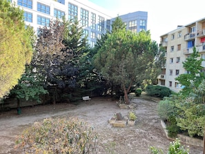 Property grounds - Cozy Family Cocoon in Paris: Comfort & Parking (Villejuif)