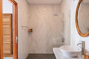 Deluxe Double Room, Pool View | Bathroom - Graha Dwarkavati Ubud (Gianyar)