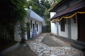 Luxury House | Property grounds - Pop Tavern Kerala house  (Kovalam)