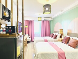 Ein Hotelzimmer mit zwei Betten, einem Schreibtisch, einem Fernseher und einer Minibar.
