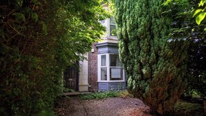 A narrow pathway leading to a building with a bay window and a door. - Vacant Nests The Esplinade City Centre Wifi (Sunderland)