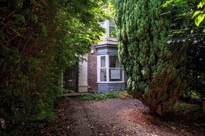 A narrow pathway leading to a building with a bay window and a door. - Vacant Nests The Esplinade City Centre Wifi (Sunderland)