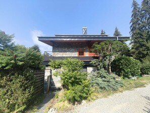 A modern house with a stone facade, a flat roof, and a large window. - Spacious apartment near center - 8 guests (Arâches-la-Frasse)
