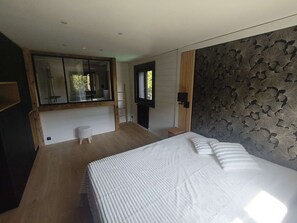 A modern bedroom with a large bed, a desk with a mirror, and a window. - Spacious apartment near center - 8 guests (Arâches-la-Frasse)