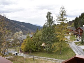 A mountainous landscape with a wooden cabin and a ski lift. - Well-located studio - 2 guests (Méribel)