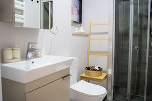 Shower, hair dryer, towels, soap - Stylish Duplex with Private Terrace near Taksim Sleeps6 Deniz Apart with cool AC (Istanbul)