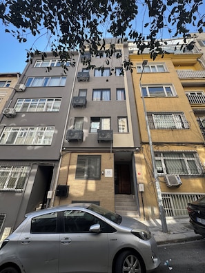 Exterior - Stylish Duplex with Private Terrace near Taksim Sleeps6 Deniz Apart with cool AC (Istanbul)