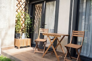 Outdoor dining - Stylish Duplex with Private Terrace near Taksim Sleeps6 Deniz Apart with cool AC (Istanbul)