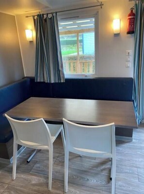 Interior - Ocean View at a 5-Star Campground: Fully Equipped Mobile Home with Wi-Fi and TV Near Houlgate and the Ocean (Houlgate)