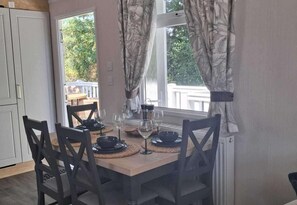 Dining - Caravan - Sleeps 4 - Garden - Parking (Ringwood)