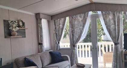 Caravan - Sleeps 4 - Garden - Parking