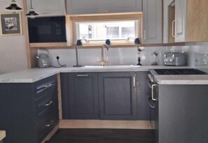 Fridge, microwave, oven, stovetop - Caravan - Sleeps 4 - Garden - Parking (Ringwood)