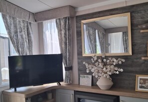 Interior - Caravan - Sleeps 4 - Garden - Parking (Ringwood)