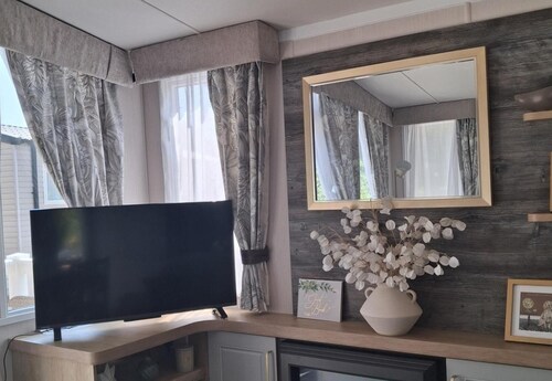 Caravan Sleeps 4 Garden Parking