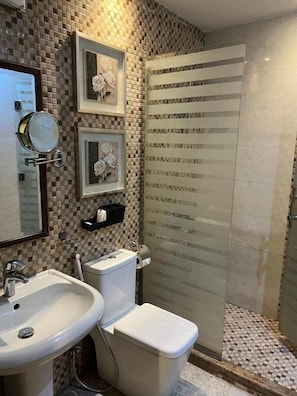 Shower, towels, soap, toilet paper - Royal Majestic Hotel Makkah (Makkah)