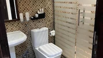 Een badkamer met een wastafel, toilet en douche.