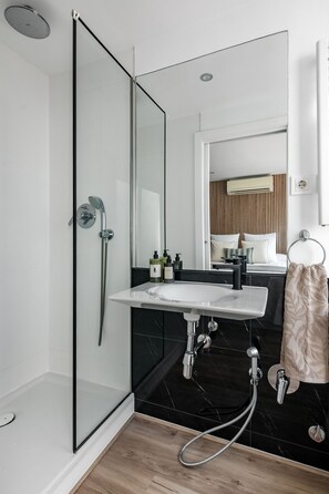 Shower, towels - Vrbo Property (Madrid)