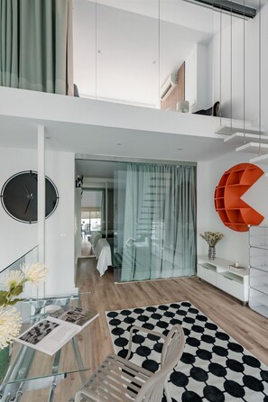 Ein modernes Interieur mit einer Treppe, einer runden Uhr und einem einzigartigen, orangefarbenen Regal.