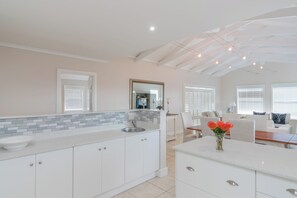 Dining - Gorgeous 3-bedroom house in Knysna with pool open plan  perfect for your getaway (Knysna)