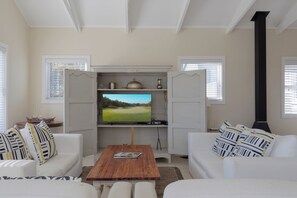 Smart TV, fireplace - Gorgeous 3-bedroom house in Knysna with pool open plan  perfect for your getaway (Knysna)