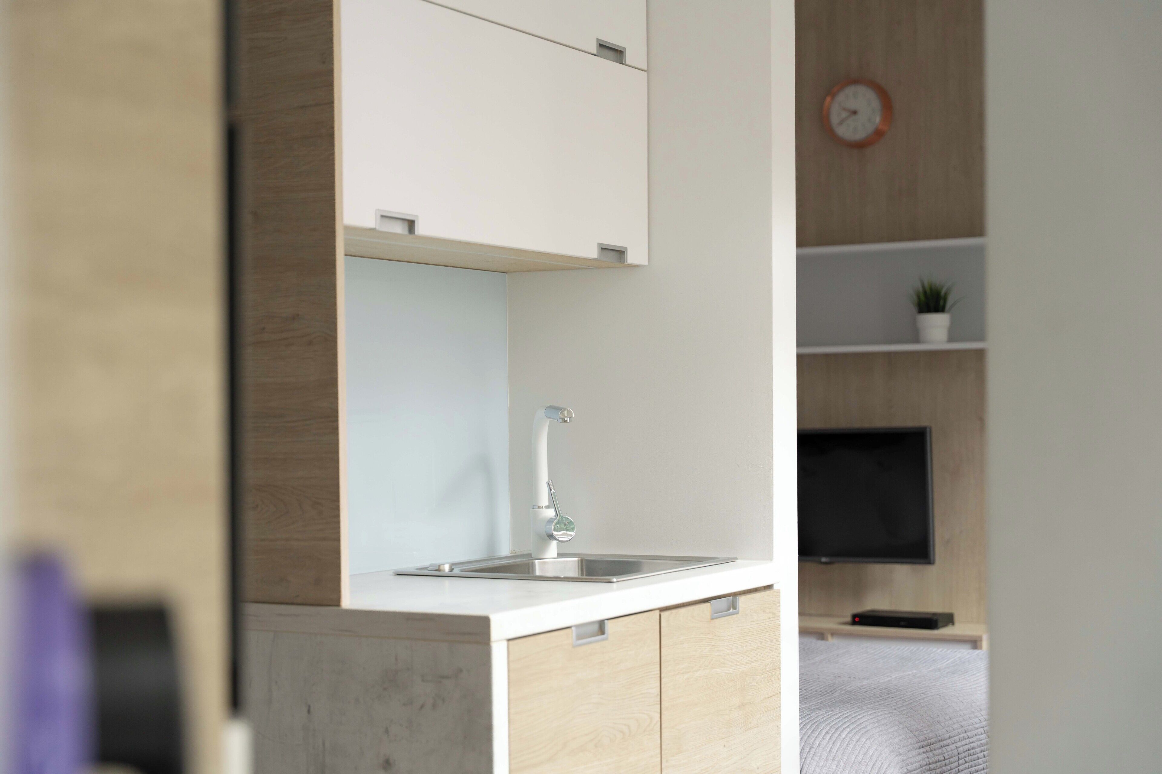 Suite estudio Confort | Cocina básica privada | Cafetera o tetera, hervidor eléctrico, trona infantil y papel de cocina