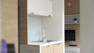 Suite estudio Confort | Cocina básica privada | Cafetera o tetera, hervidor eléctrico, trona infantil y papel de cocina