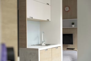Comfort studio suite | Privékitchenette | Een koffiezetapparaat/waterkoker, een waterkoker, een kinderstoel